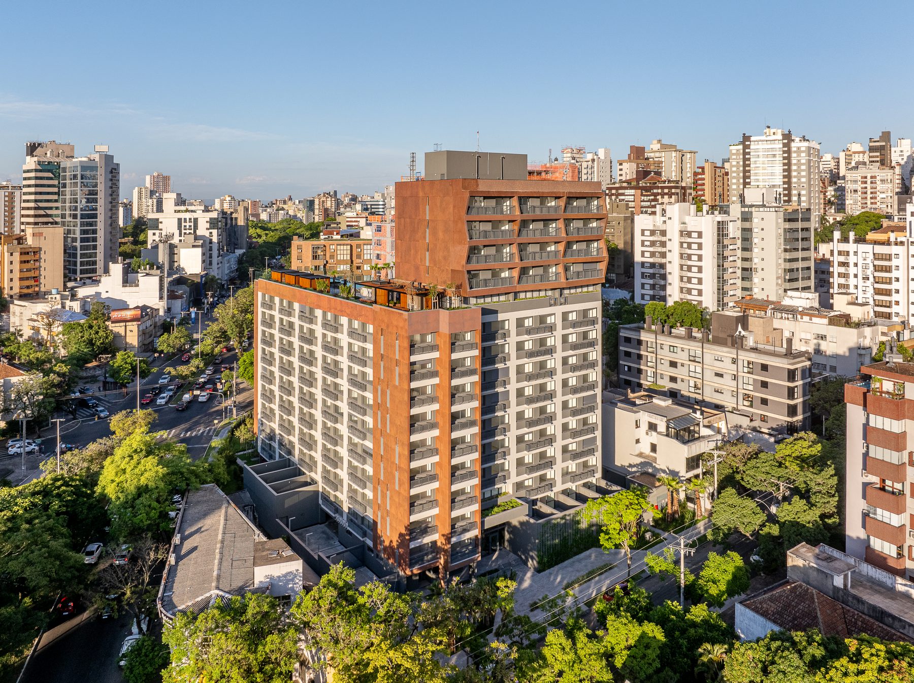 Edifício Skyline Moinhos visto do alto, entre os prédios de Porto Alegre