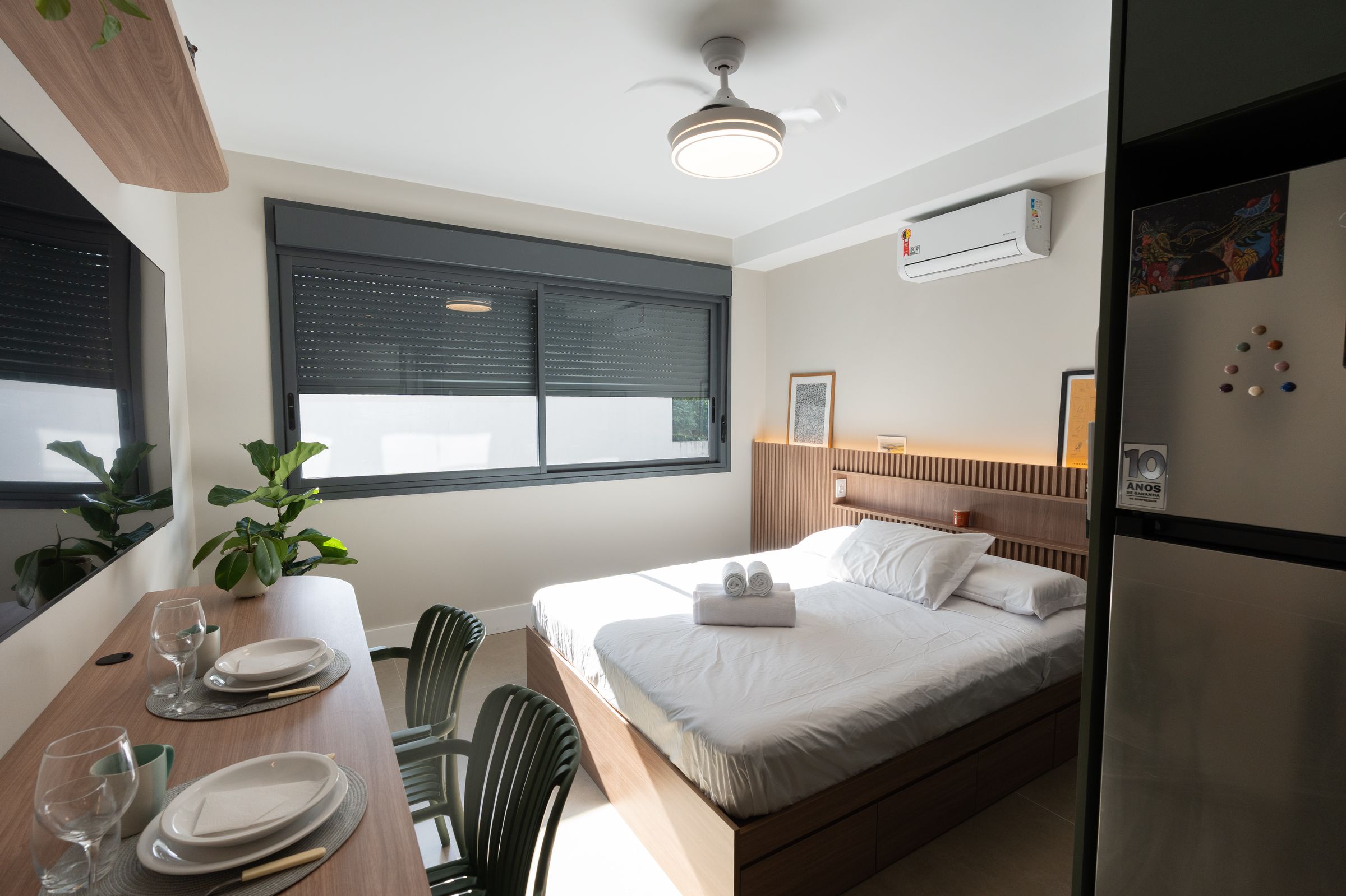Studio 215, com cama queen, mesa de jantar e cozinha integrada