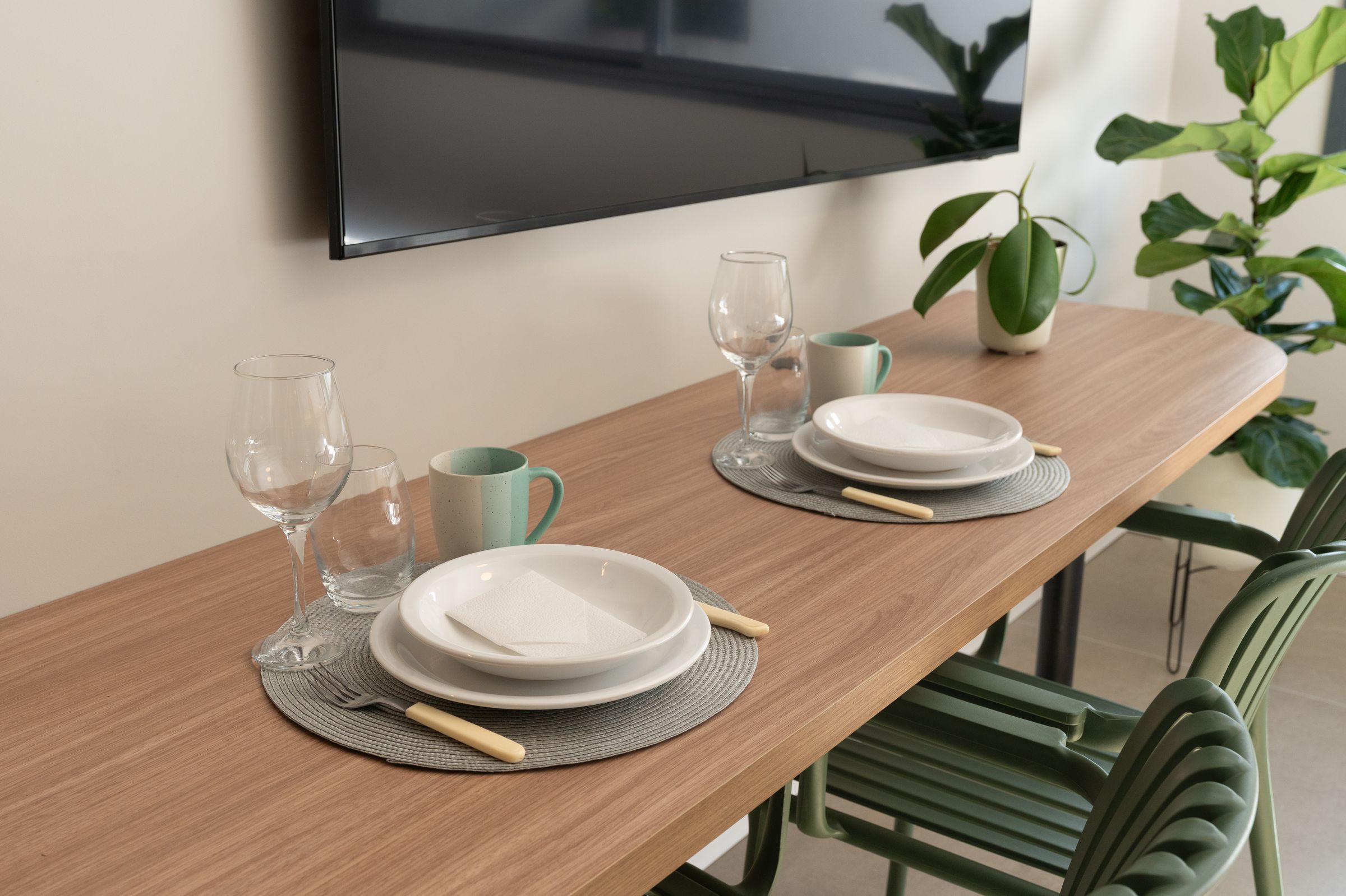Mesa de jantar do Studio 215 com Smart TV