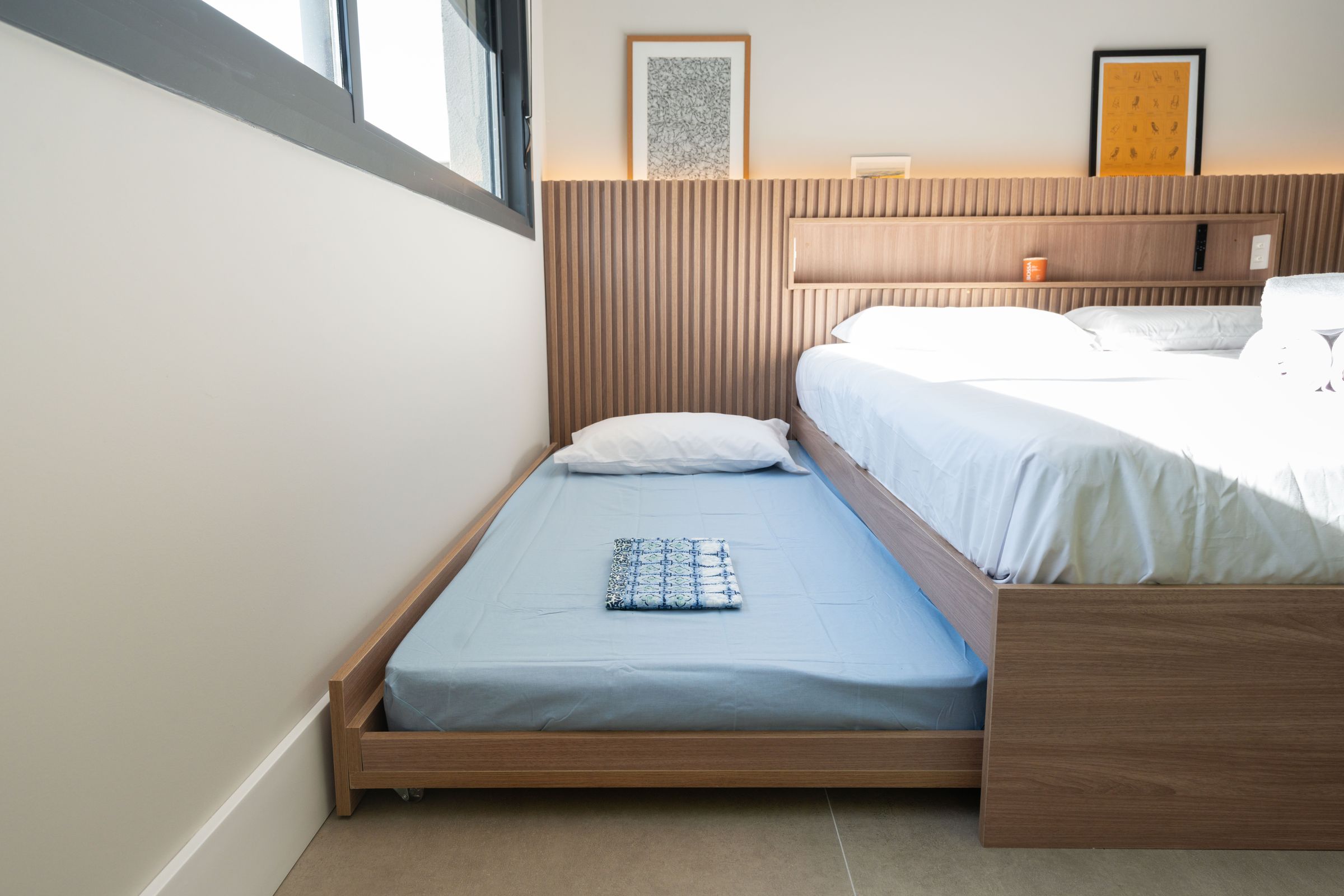Cama auxiliar embutida do Studio 215, ao lado da cama queen