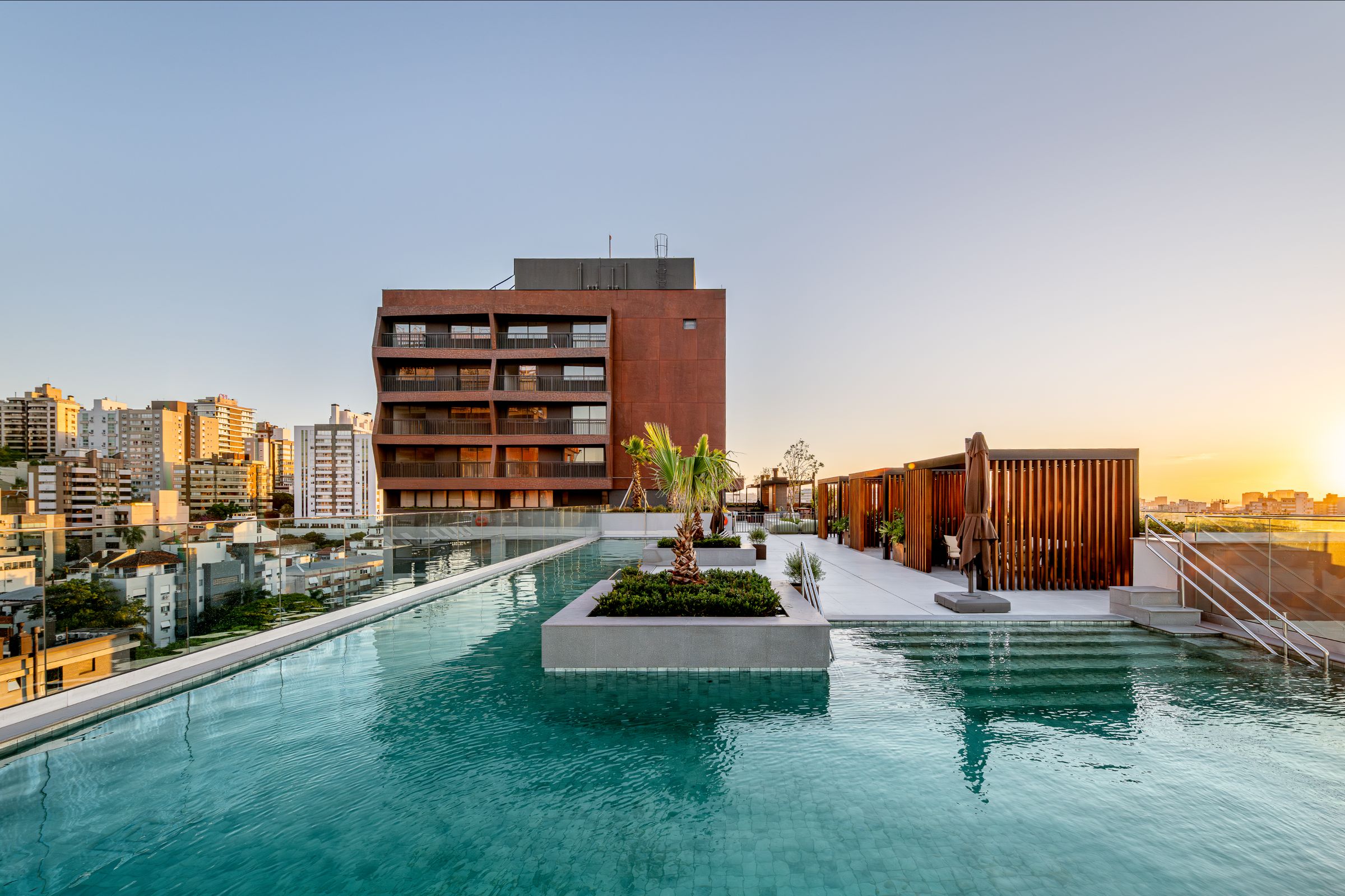 Lounge do rooftop do Skyline Moinhos, com vista para Porto Alegre